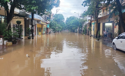 Thành phố Yên Bái bị ngập úng cục bộ do trận mưa lớn